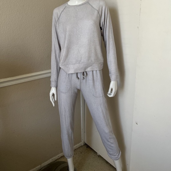 Beyond Yoga Grey/ White Snakeskin Lounge Set (long sleeve top + lounge pants) - Picture 3 of 7